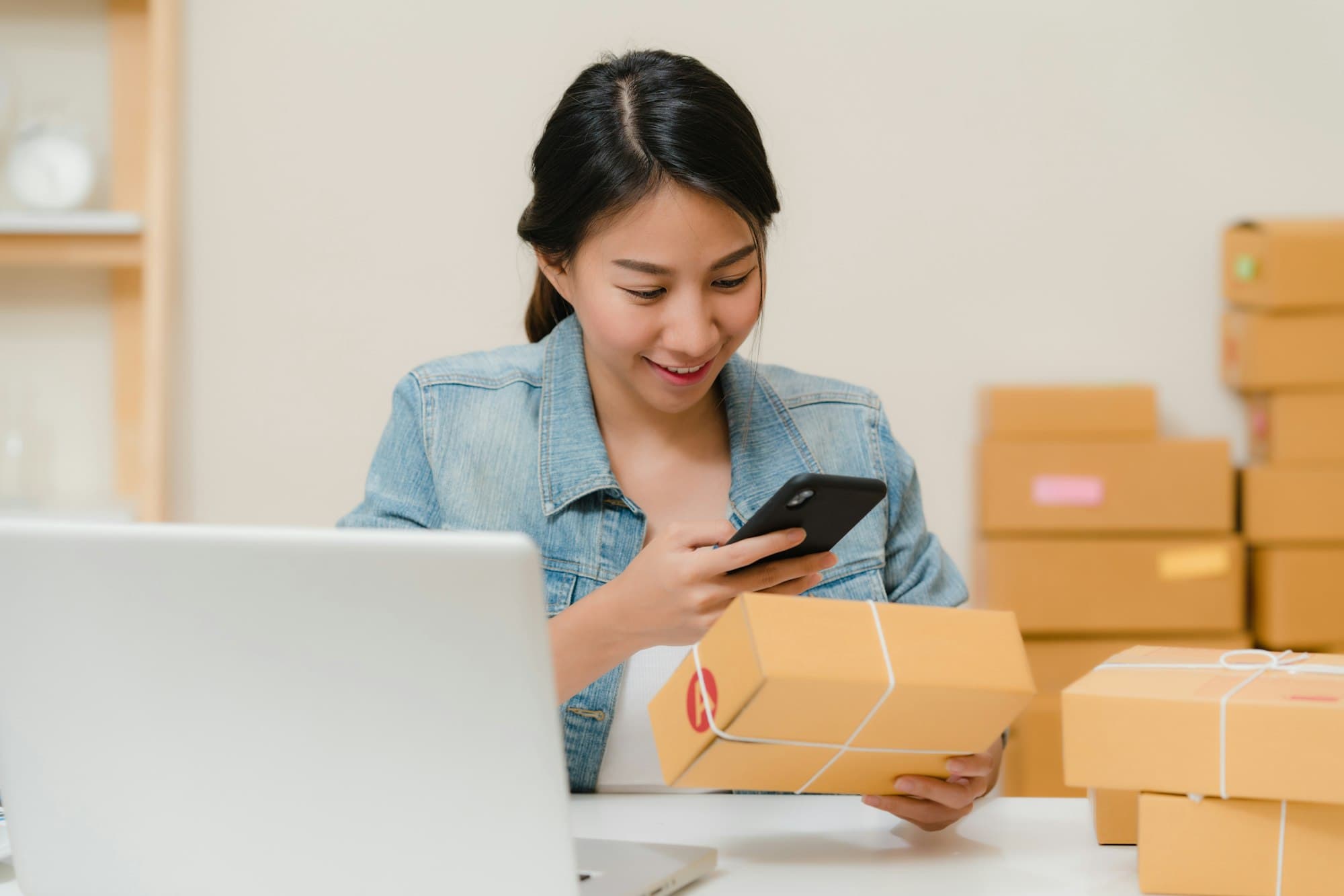 Ilustrasi reseller online mengecek paket pesanan